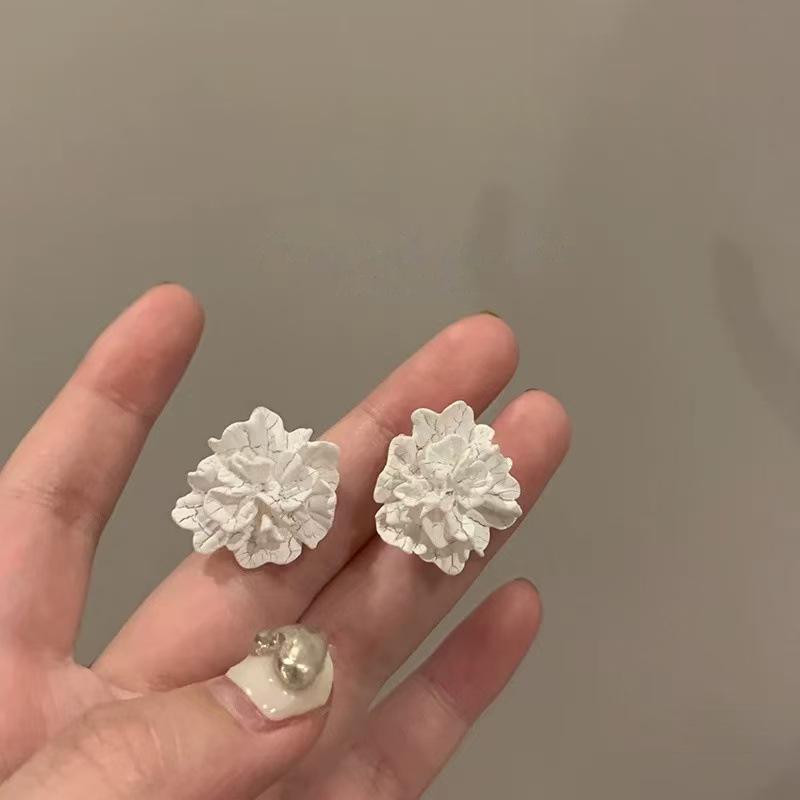 Boucles d'oreilles Fleur Géométrique Élégantes: Clous luxueux et polyvalents pour femmes