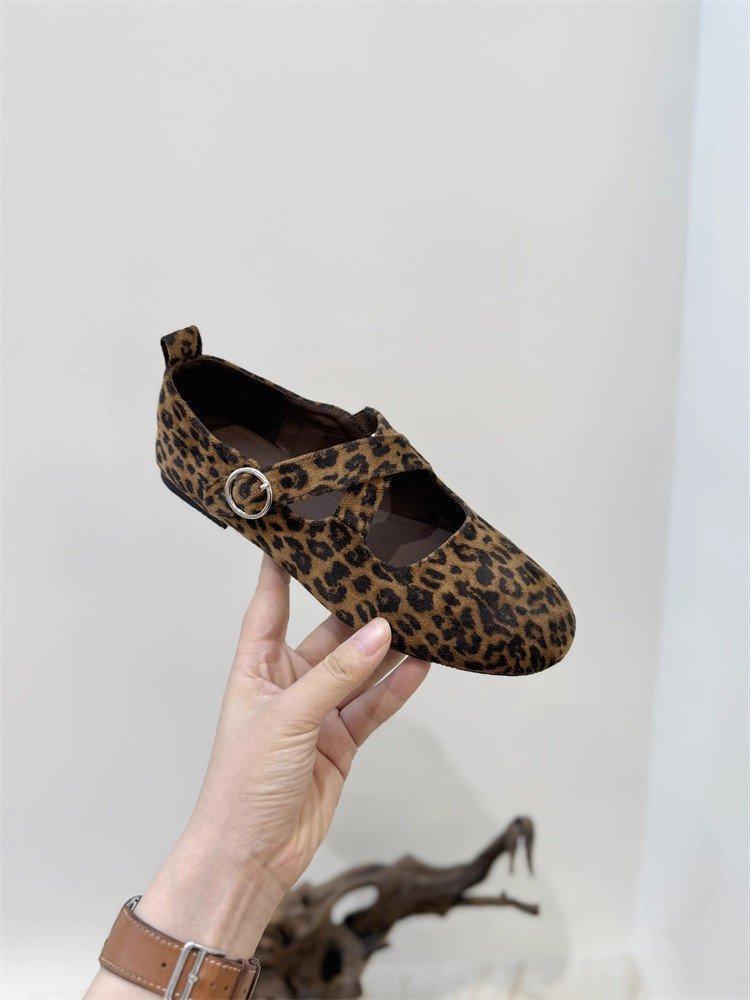 

Wear a pair of high-value cross-strapped Mary Jane shoes and soft-soled ballet shoes. 40 леопард друку кольору