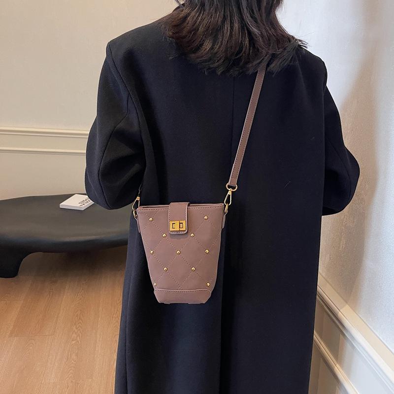 This year, rivet bags, plaid hand-held bucket bags, shoulder bags, messenger bags, lock chains, and small fragrant small bags are popular.