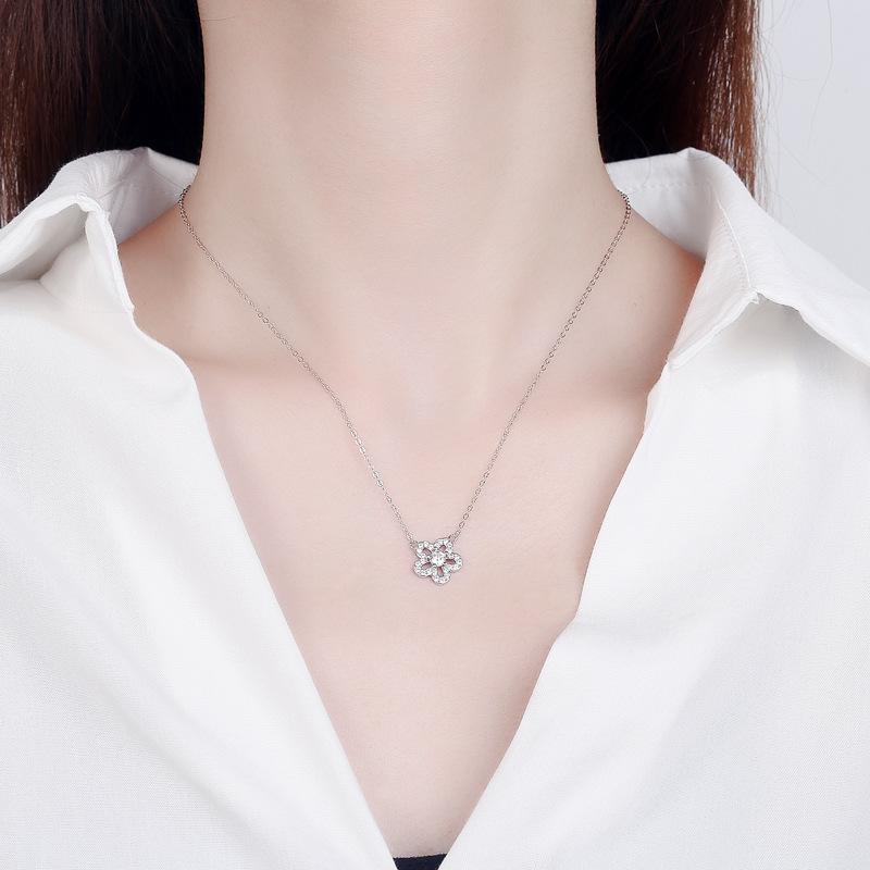 Naszyjnik na obojczyk ze srebra próby 925 z diamentami i pięciopłatkowym kwiatem w kształcie śliwki