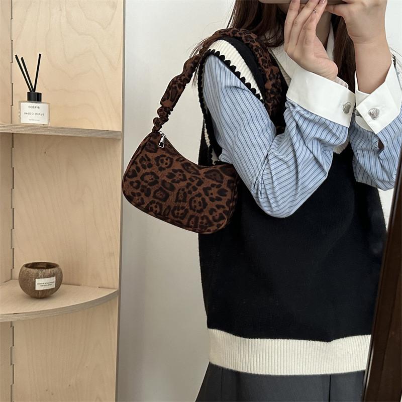 Trendy Medium-sized Leopard Print Underarm Shoulder Bag For Casual Outings