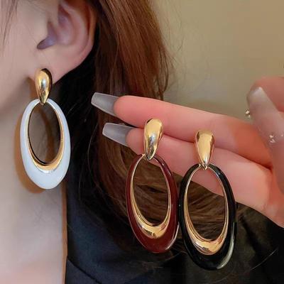 Orecchini ovali smaltati placcati in oro 22 carati Autunno/Inverno 2024 - Design audace, trendy, versatile