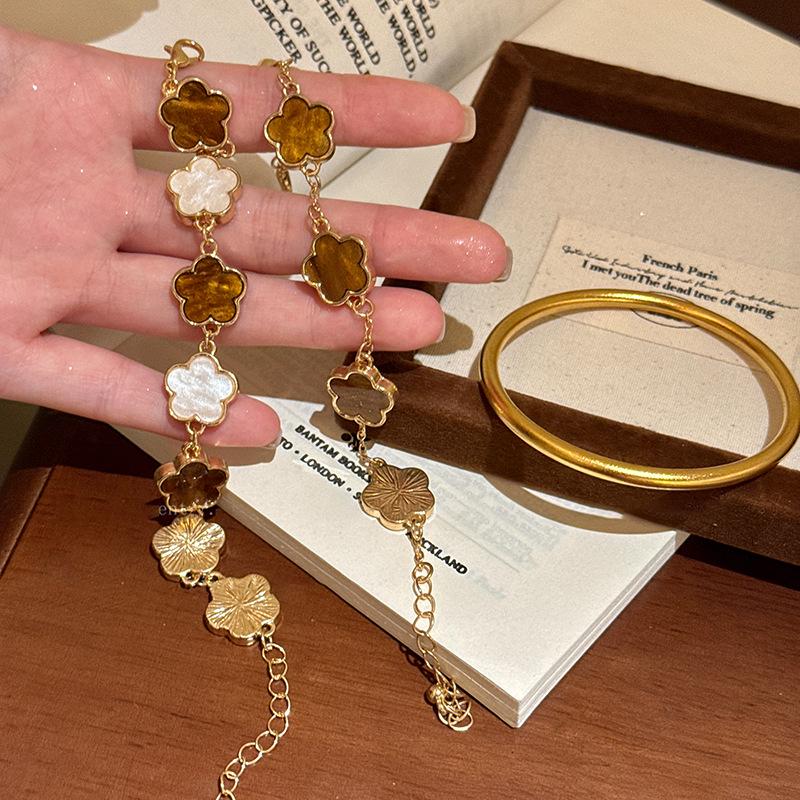Minimalist Flower Pendant Bracelet: Stylish, Luxurious, and Versatile Bangle Design