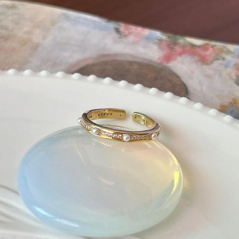 Flower Contemporary Design Adjustable Ring For Women With Gorgeous Butterfly And Dazzling Details Pearl