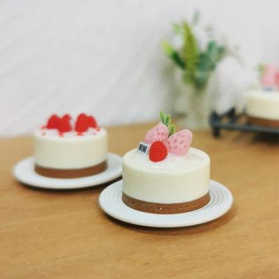 1Pcs Miniature Dollhouse Simulation Clay Strawberry Fruit Cake Mini Food Model For Doll House Accessories Cute Bakery Cake Toys