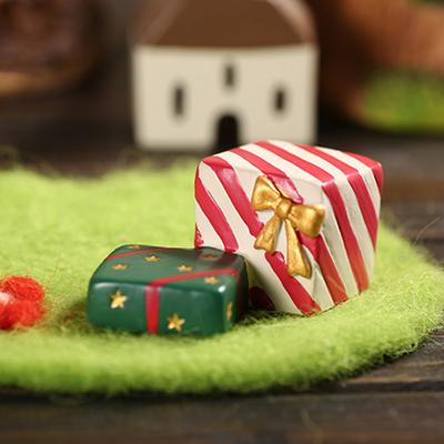 2 Pcs/Set Christmas Aquarium Miniature Figurines Resin Xmas Tree Gift Figurines for Aquatic Caves Fairy Garden Landscape