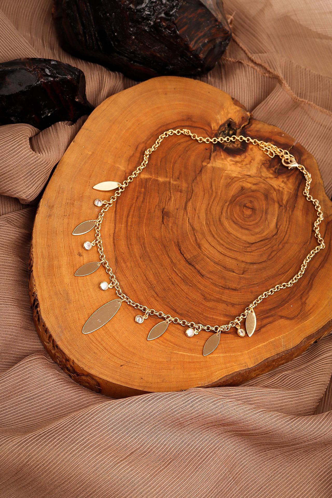 

Ожерелье золотого цвета с камнями и блестками