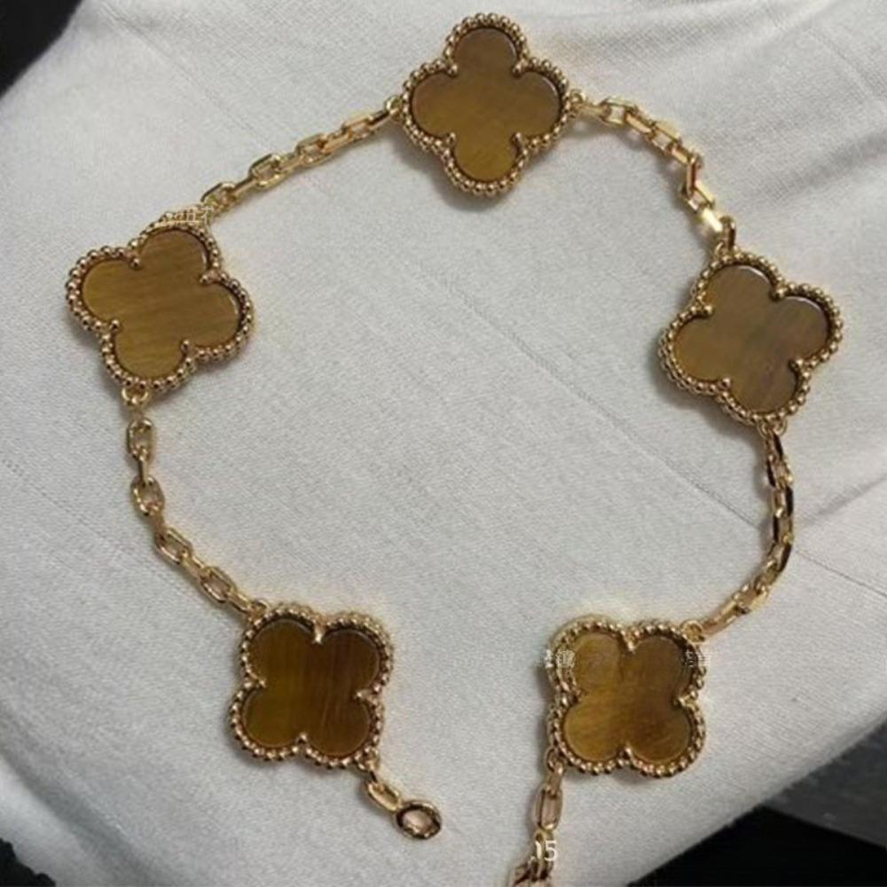 Hochwertiger roter Chalcedon Laser vierblättriges Kleeblatt fünfblütiges Armband 18K Roségold leichter Luxusschmuck Geschenk für Freundin