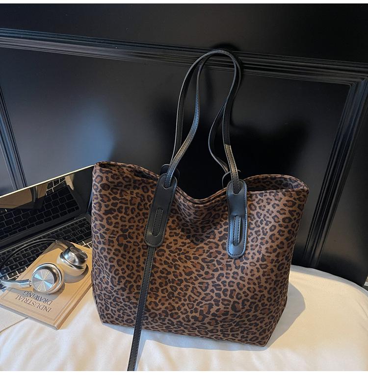 

Large capacity leopard print bag women s 2025 new trendy fashion shoulder bag personalized ins portable tote bag shopping bag темно-коричневого
