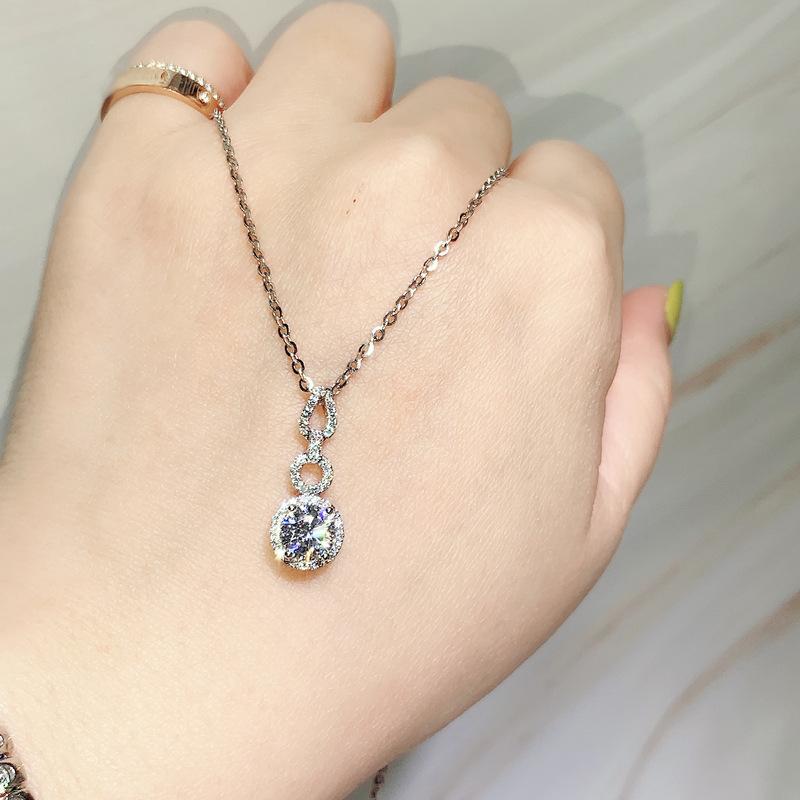 Kuaishou Recommends Imitation D-Color Mozzarella Diamond Necklace, Carat Eight Hearts And Eight Arrows Concentric Knot Pendant.