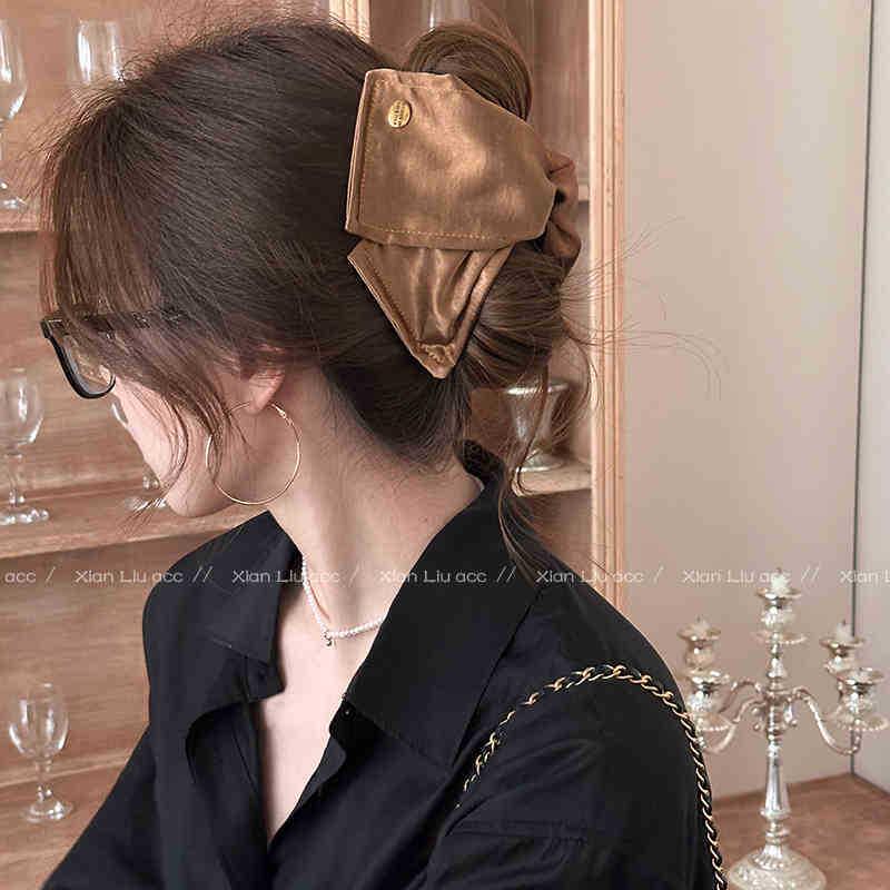 French Hepburn-Style Polka Dot Claw Clip: Fashionable Hairpin & Hair Bun Accessory