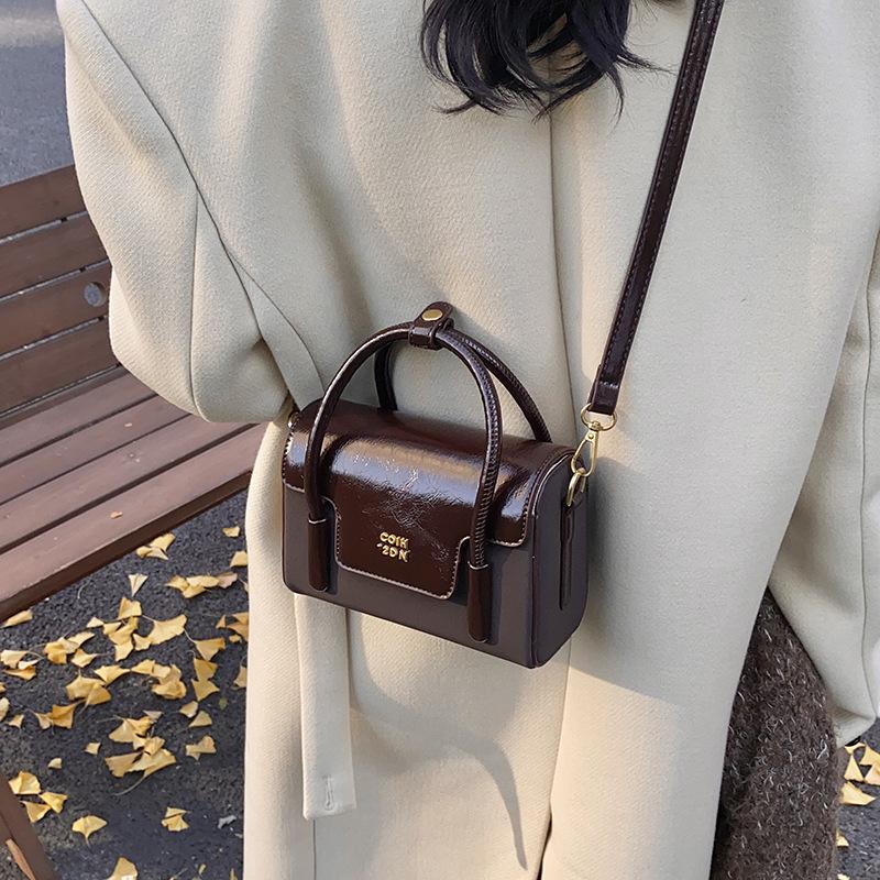 Niche design versatile small square bag women's 2025 new retro high-grade texture shoulder messenger commuter bag