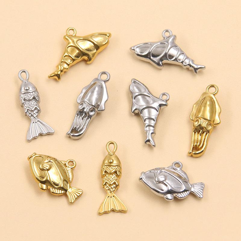 Ciondolo Pesce Rosso Placcato Oro 18k in Acciaio Inossidabile per Bracciale/Collana Fai da Te (Serie Oceano)