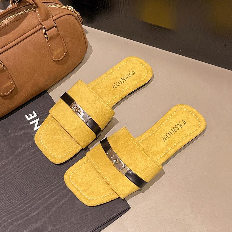 Retro square head flat bottom one-word flip shoes for women's summer wear new fashion with skirt beach cool slippers