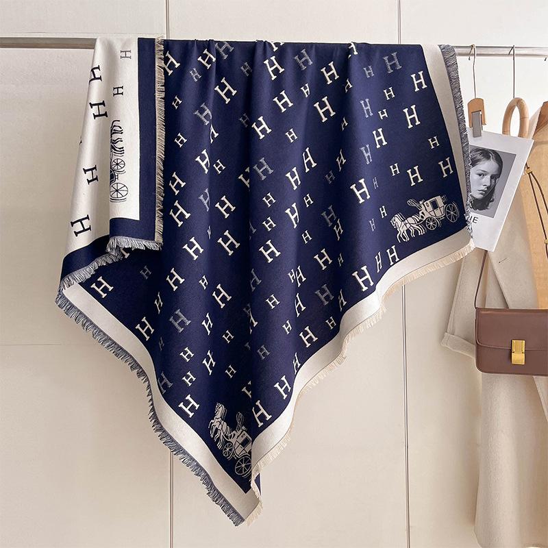 

Шарф женский с буквами большой квадратный шарф премиум утолщенный теплый внешний плащ высокого класса подарочная шаль 130*130 синий