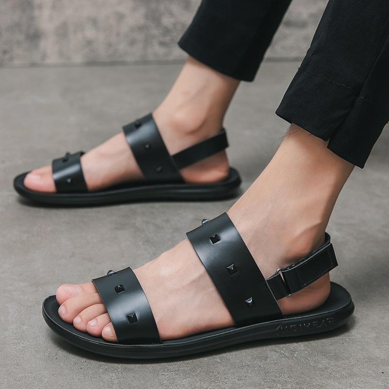 

Летний тренд Новые мужские гладиаторы Черные панк-рок слипоны из лакированной кожи Повседневная обувь Дышащие пляжные сандалии Уличные тапочки 38