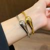 18K Goldplattiertes offenes ovales Crossover-Armreif - Leichter Luxus-Armband für Damen