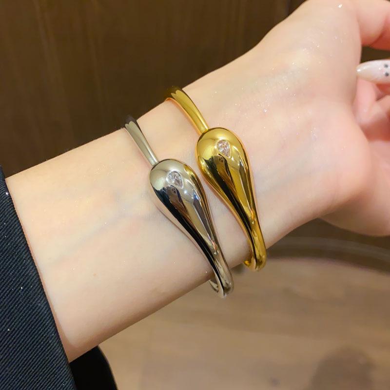 18K Goldplattiertes offenes ovales Crossover-Armreif - Leichter Luxus-Armband für Damen