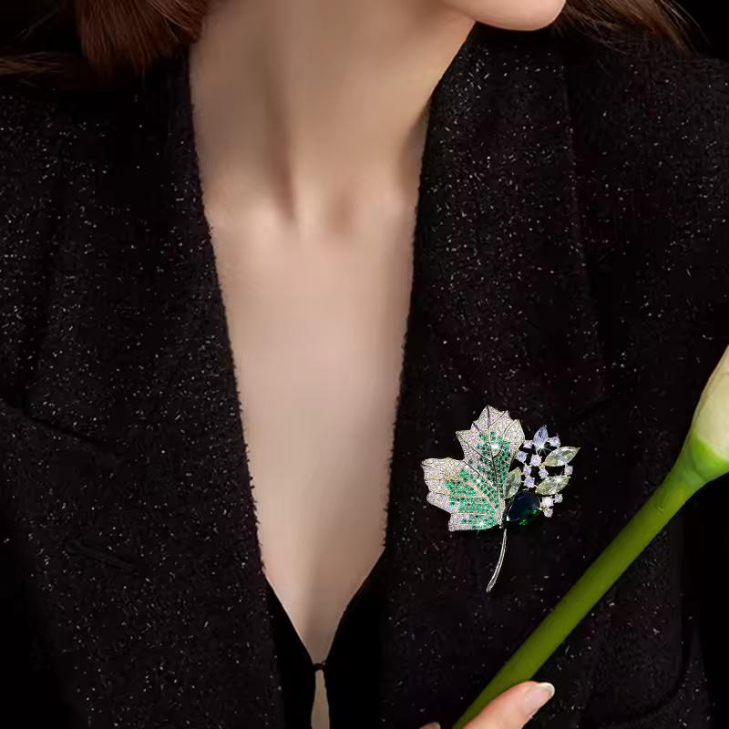Broches Feuilles d'Érable en Cristal Vert Vintage pour Femmes Strass Mariage Banquet Fête Robe Broches Bijoux