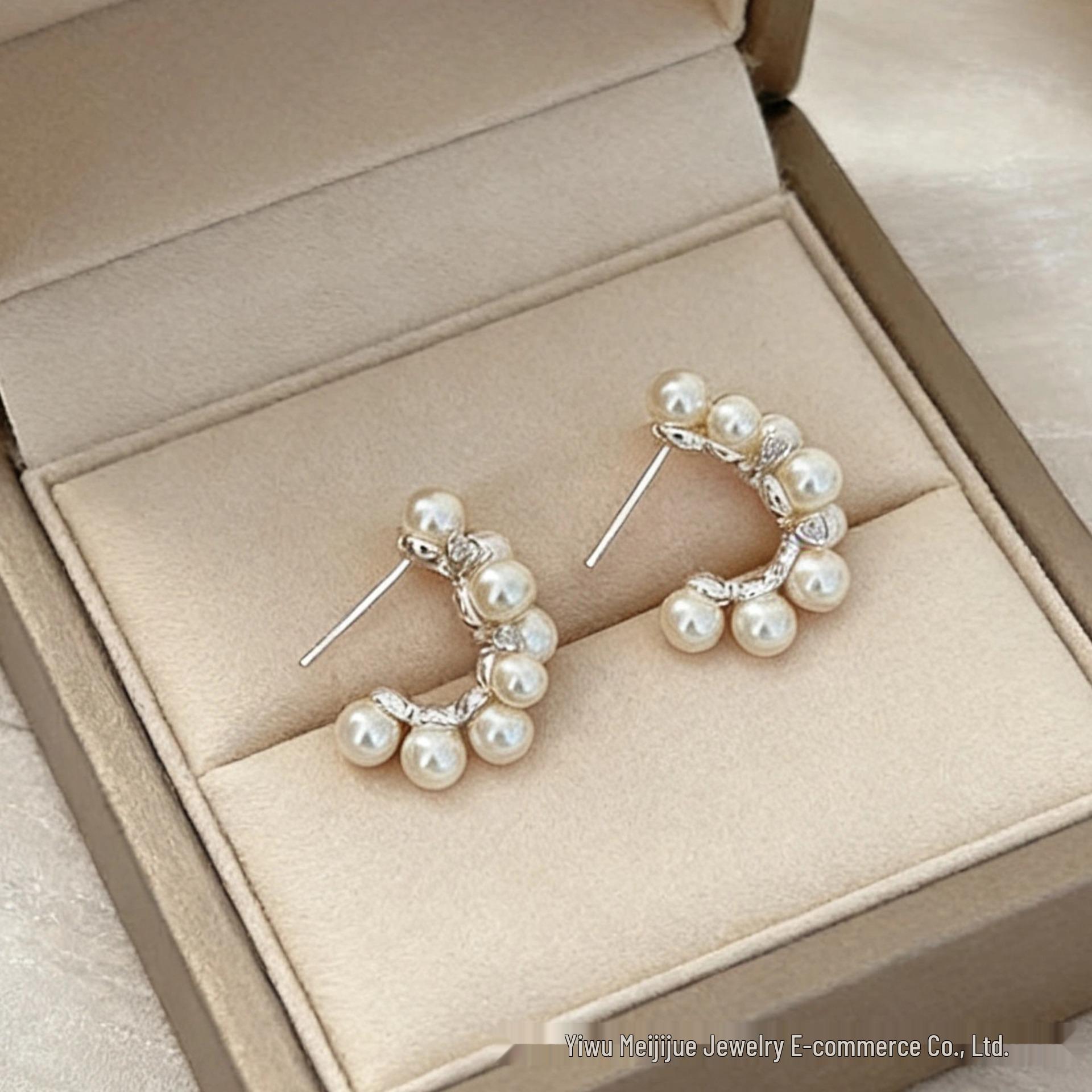 2025 Minimalist C-Shaped Pearl Ear Cuffs: Luxurious High-End Style for Women Standard