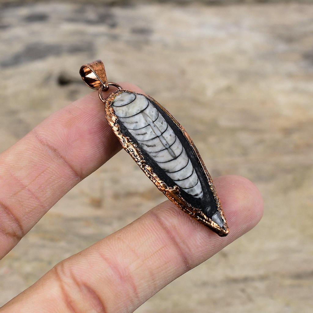 Wisiorek z skamieniałością Orthoceras, Wisiorek z miedzi elektroformowanej, Ręcznie robiony wisiorek, Biżuteria elektroformowana, Wisiorek z kamieniem szlachetnym, Prezent dla kobiet, Biżuteria miedziana