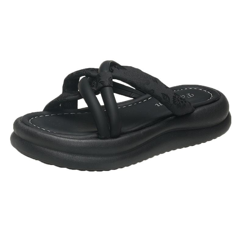 Niche design thick-soled slippers for women's summer wear, new with skirts, beach cool slippers