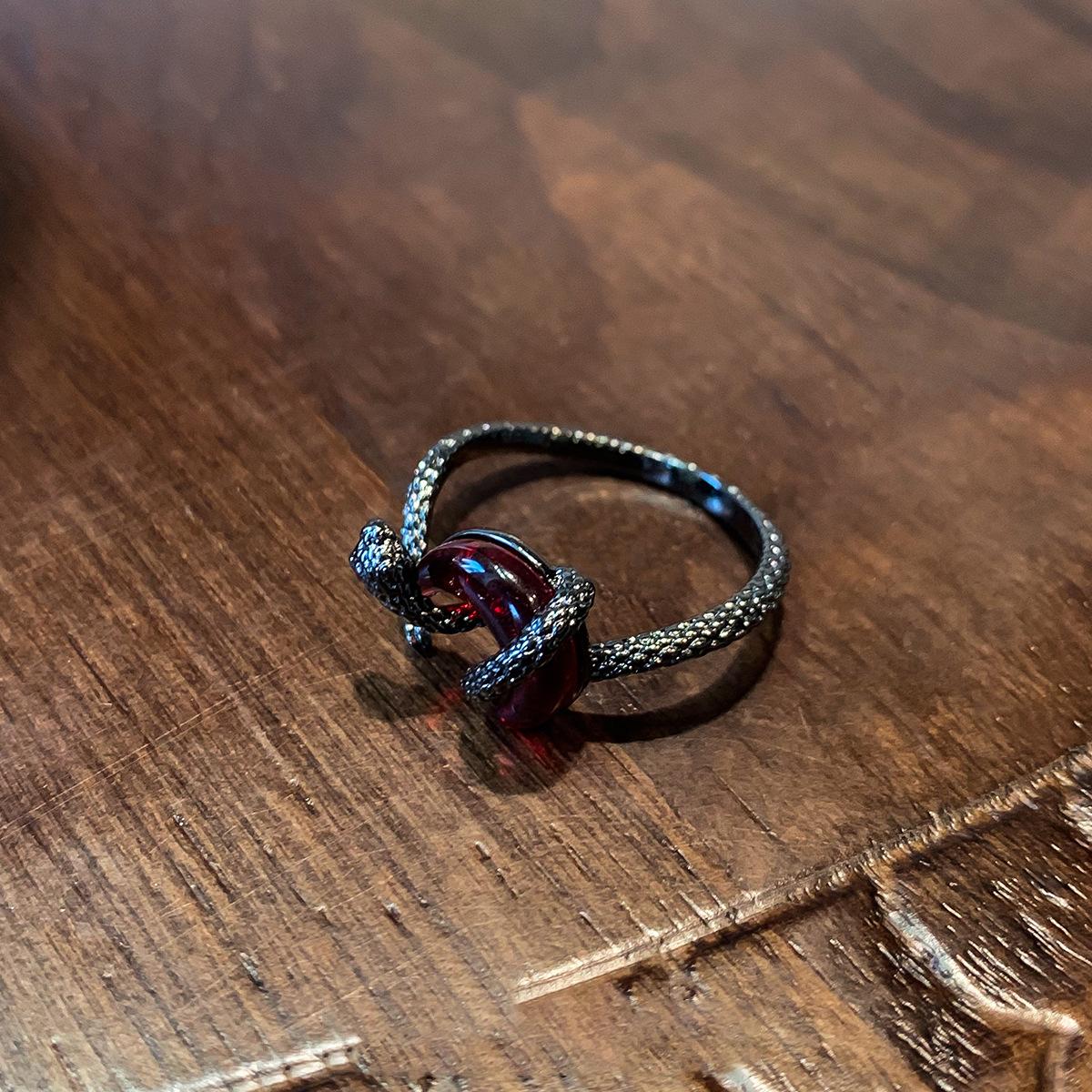 

Змеевидное кольцо-полумесяц темно-красного цвета для женщин, нишевое, с холодным ветром, с передовым чувством моды, с темпераментом и индивидуальностью, универсальное кольцо на указательный палец