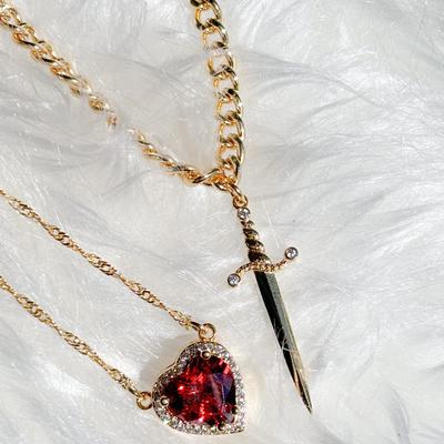 Set di Collane Pendenti per Coppia in Due Pezzi: Una Collana Unisex a Forma di Spada per Uomini e Donne, Un Ciondolo a Spada con Charm a Cuore, Perfetto San Valentino