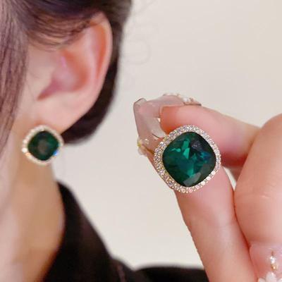 Nouvelles Boucles d'Oreilles Cristal Vert Frais d'Été - Élégantes, Uniques, Design Simple