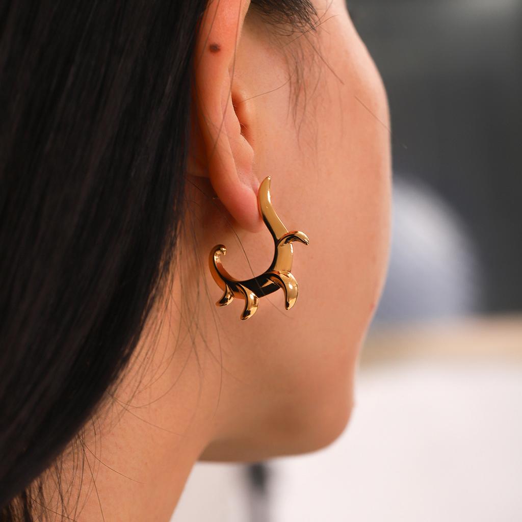 New C-shaped irregular curved hook stud earrings, stylish design, 18K gold titanium steel earrings, fade-resistant