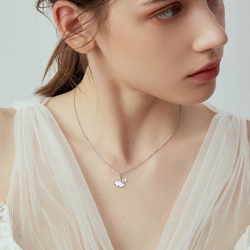 S925 Sterling Silver Ginkgo Leaf Necklace for Women: Three Lives Apricot Light, Luxurious, and Versatile High-End Clavicle Chain.