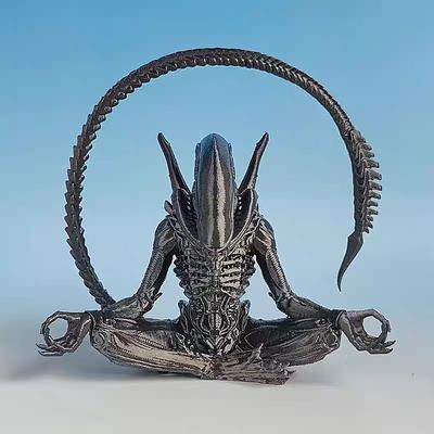 FDM-Zweifarbdruck / Zweifarbig Schwarz & Dunkelgold Sitzendes Alien Yoga-Modell Desktop-PC-Gehäuse Display-Figur Geschenk
