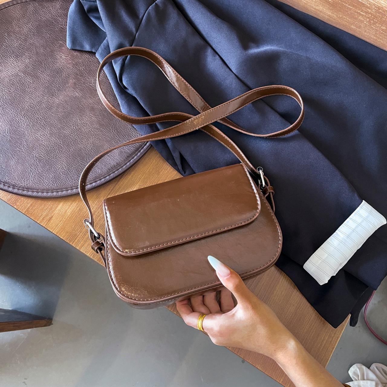 

Маленькая квадратная сумка женская сумка 2025 новая модная универсальная повседневная простая нишевая сумка на одно плечо, сумка-подмышка, сумка-мессенджер коричневый