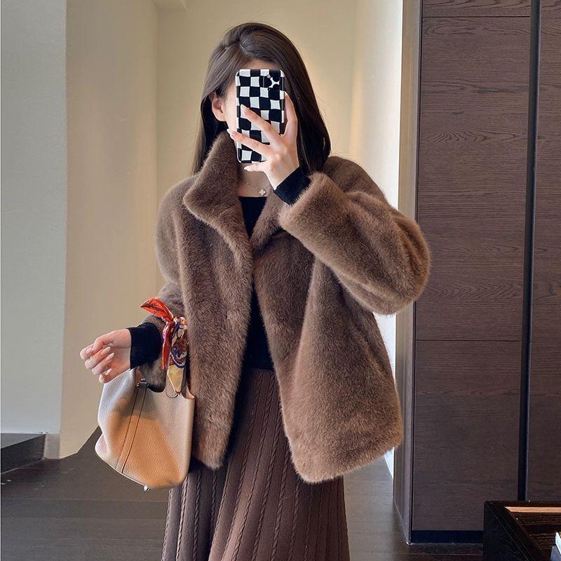 Kurze Nerzpelzjacke für Damen mit weichem Pelzkragen für die Wintersaison