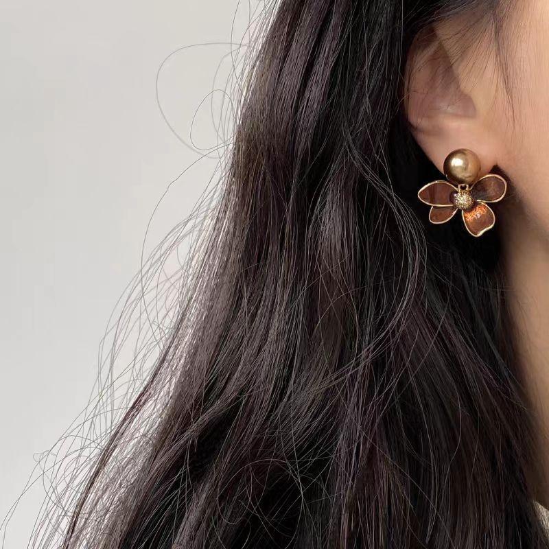 Vintage Metal Pearl Flower Drop Earrings for Women Exquisite Brown Drip Oil Irregular Petal Temperament Earrings Wedding Zircon