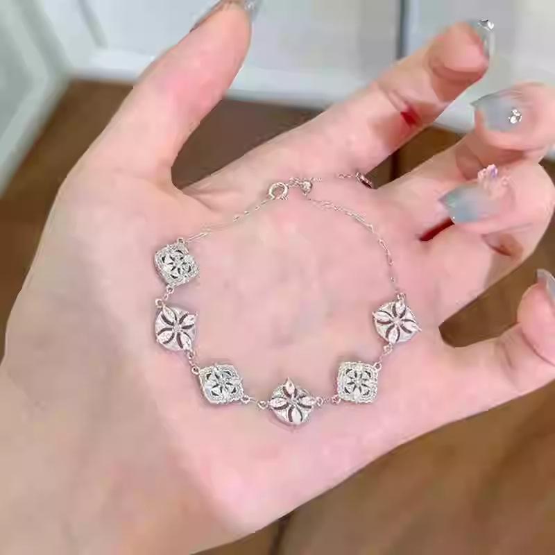 

Полый браслет с цирконом в виде четырехлистного клевера, легкая роскошь, высокое качество, модный нишевый дизайн, универсальный, с изысканным темпераментом.