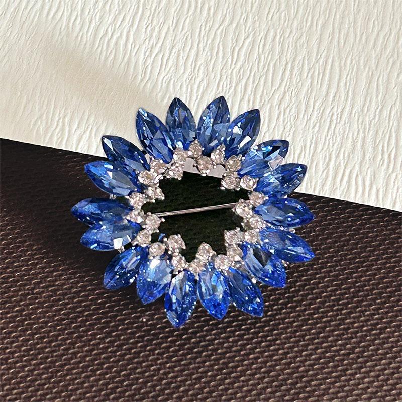 Broșă Floare cu Diamante Albastre în Stil Luxos - Accesoriu High-End pentru Femei cu Închidere Reglabilă la Talie și Ac de Broșă Premium