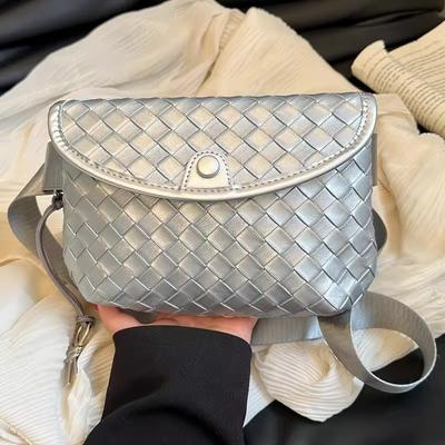 Sac banane tissé premium pour femme, sac tendance et polyvalent de niche, sac à bandoulière, mode décontractée, sac messager, sac de poitrine