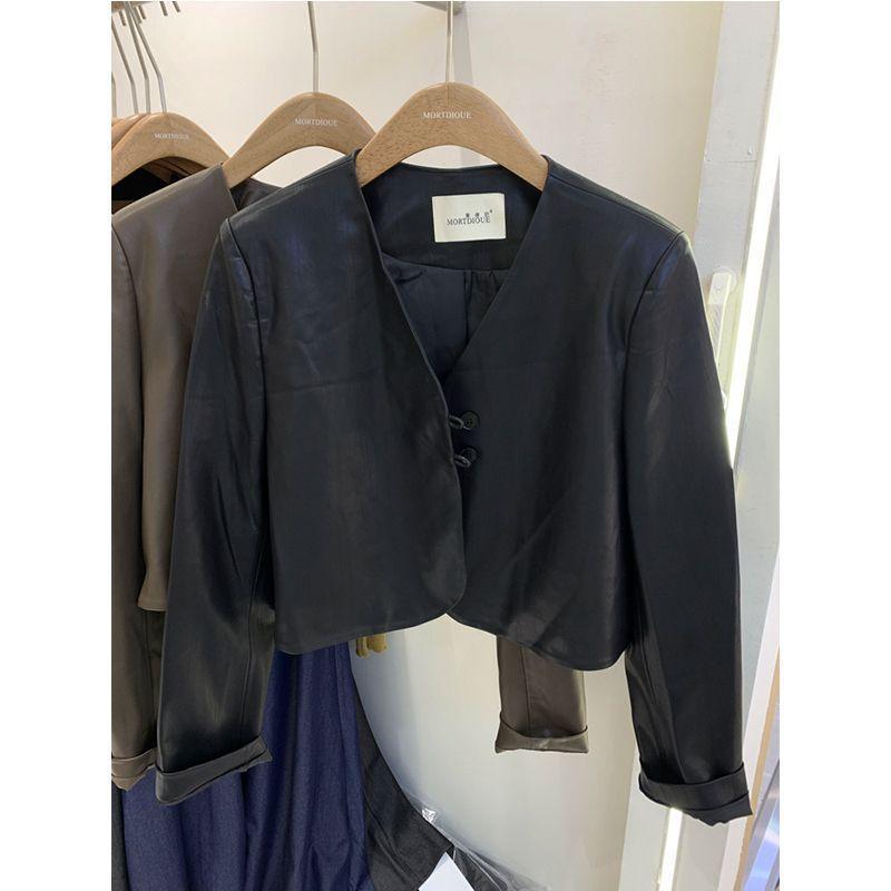 

Короткая кожаная куртка с V-образным вырезом и двумя пуговицами, женская осенняя темпераментная, модная, уменьшающая возраст, маленькая куртка из искусственной кожи, верхняя часть XL 135 to 72.5 kg чёрный