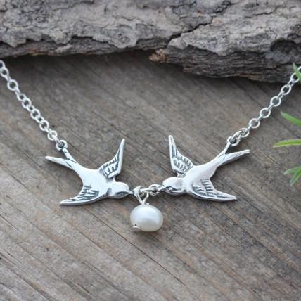 

Exquisite Cute Sliver Color Flying Swallows Bird Pearl Pendant Necklace for Women Animal Collar Chain Trendy Jewelry Accessories