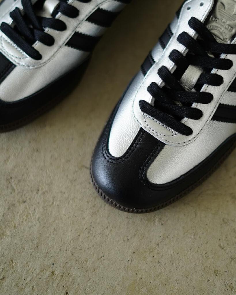 Adidas Originals Samba OG Silber Braun Originals SAMBA OG KI8464 Schuh Metallisch/Kern Schwarz/Dunkel SILVMT/CBLACK/DBROWN (Japanische Größe, Erwachsene, numerisch,