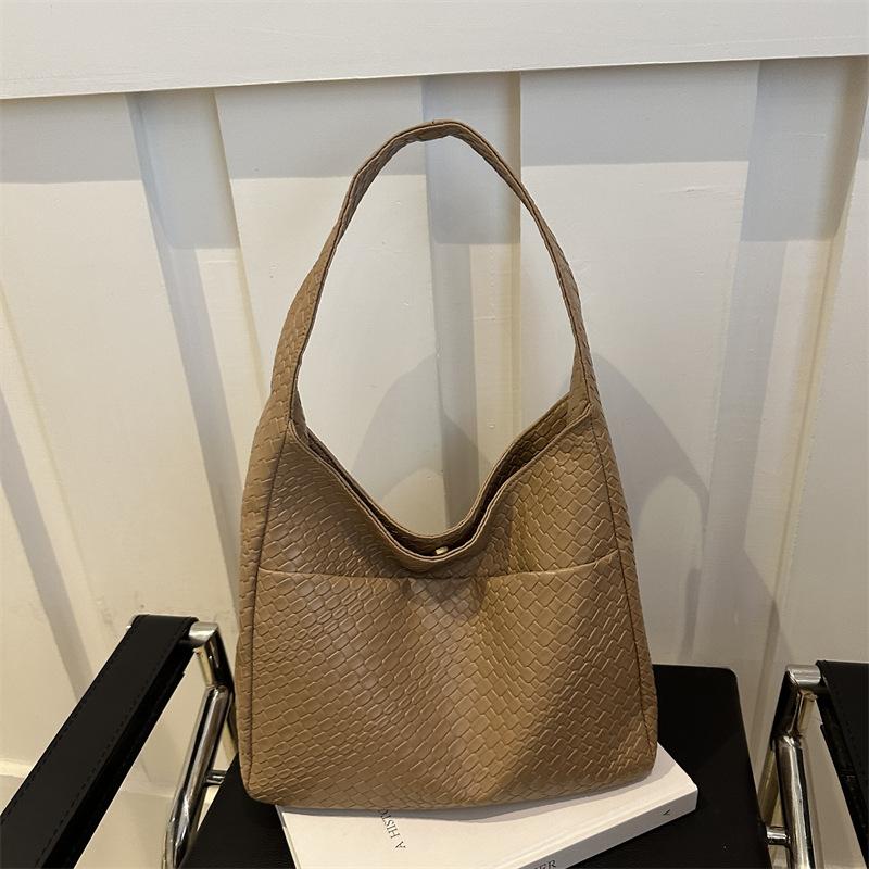 

This year s popular bag women s 2025 commuter tote bag niche design retro versatile underarm bag foreign shoulder bag хаки