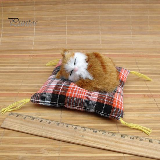 Simulasjon Kattedukke Plysjleketøy Mini Realistiske Sovende Katter på Matte Figur Utstoppet Dyr Leketøy med Pute for Hjemmekontor Rom Skrivebordsdekor