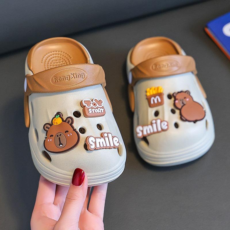 Capybara-Themed Kids' Clogs (Hole-Punch Sandals) - New Unisex Children's Slippers with Ultra-Soft "Step-In-Feel" for Indoor Anti-Slip Home Wear