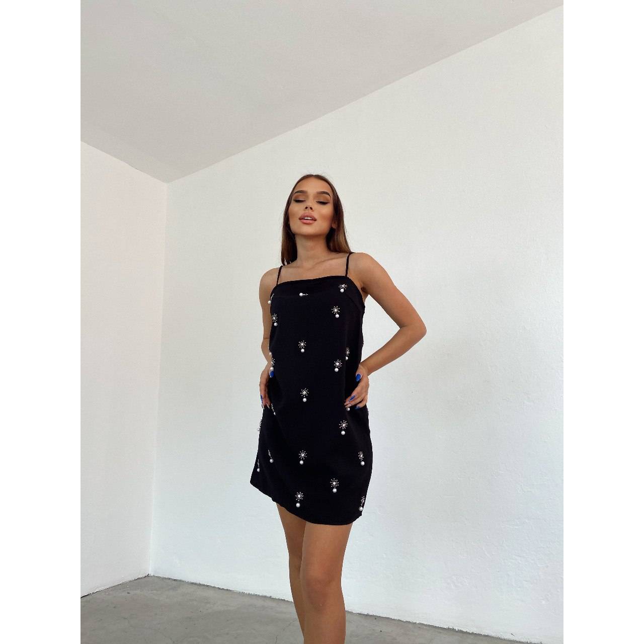 

Женский стиль, модное мини-платье с черным тонким ремешком и каменным аксессуаром