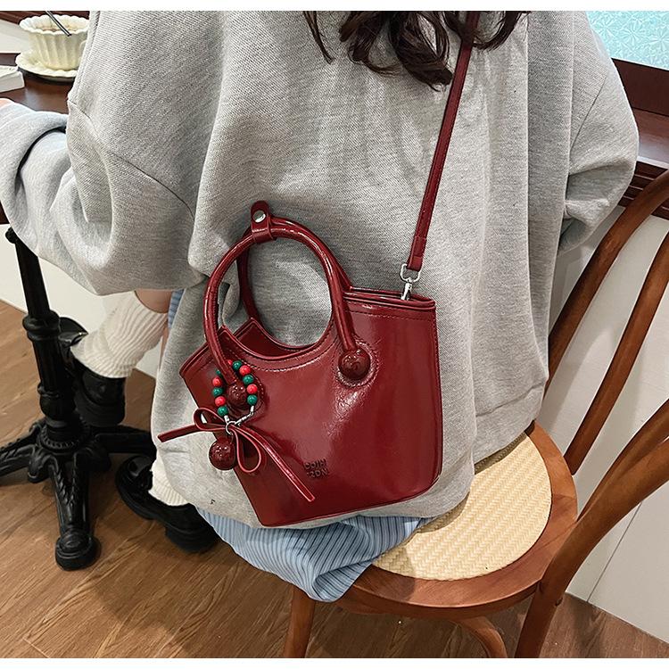 

Niche design large-capacity bag female 2025 autumn and winter new Internet celebrity hand carry commuter vegetable basket portable bucket bag красный