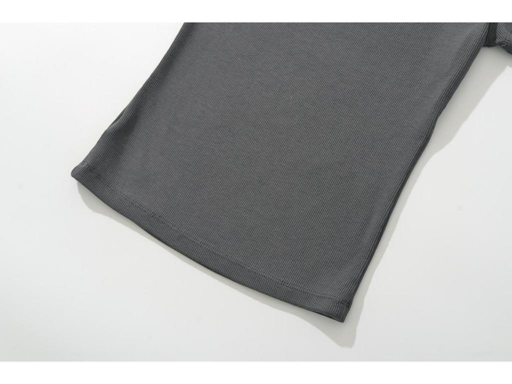 Damski letni dopasowany elastyczny top z krótkim rękawem, okrągłym dekoltem i wycięciem 2024