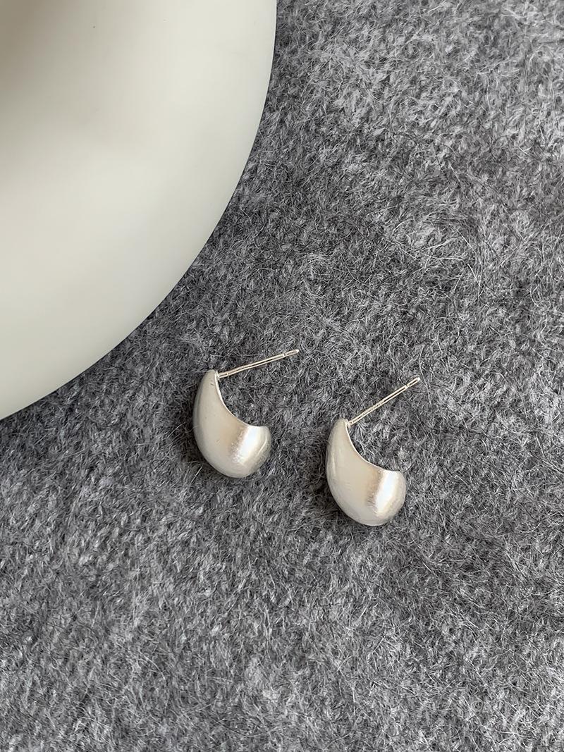 

S silver needle niche design metal brushed small water drop beanie stud earrings high-end temperament fashionable earrings short