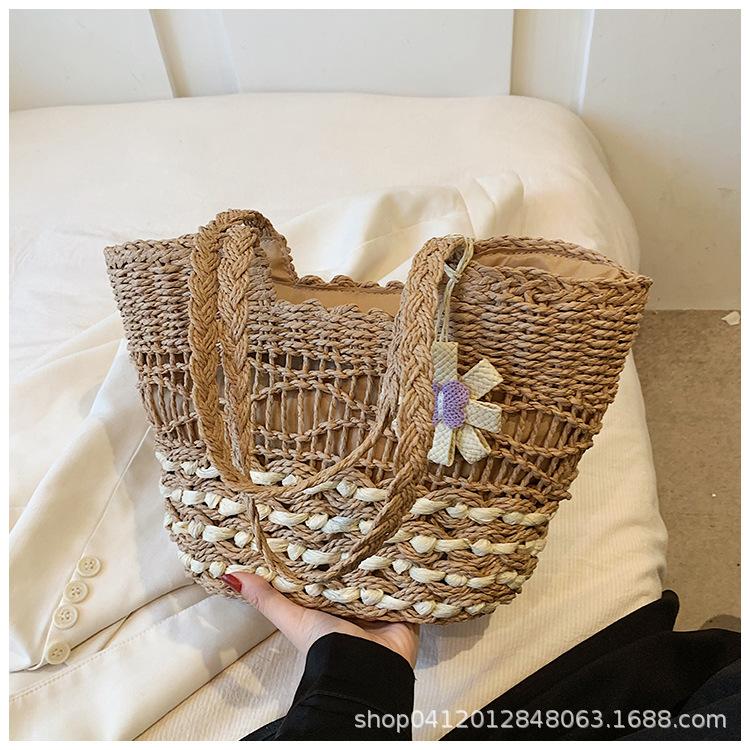 

Seaside hollow woven vegetable basket bag women s 2025 new niche design shoulder bag leisure vacation straw bag хаки