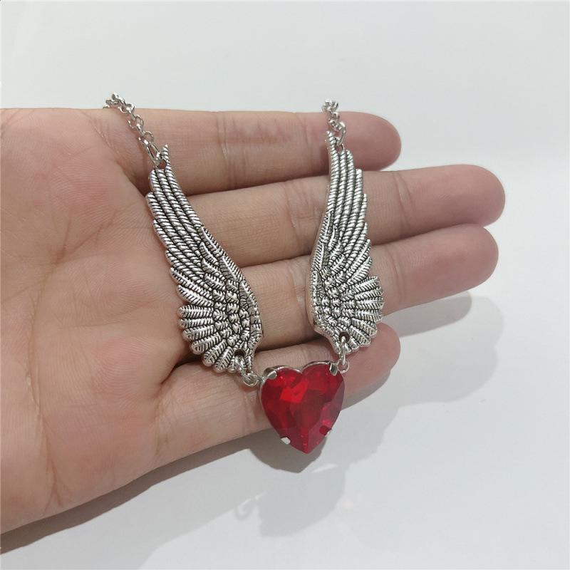 Gotische Hartvormige Robijn en Zilveren Vleugels Hanger Ketting